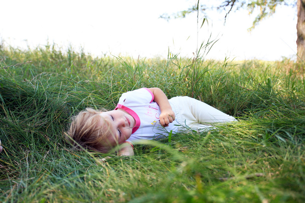 Resting in the grass - Φωτογραφία, εικόνα