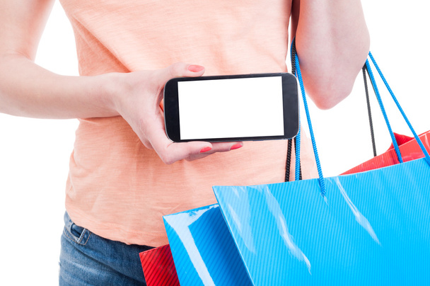 Acheteur féminin tenant un téléphone portable avec écran vierge
 - Photo, image