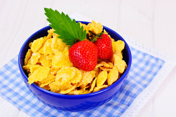 Cornflakes mit Erdbeere. gesundes Frühstück - Foto, Bild