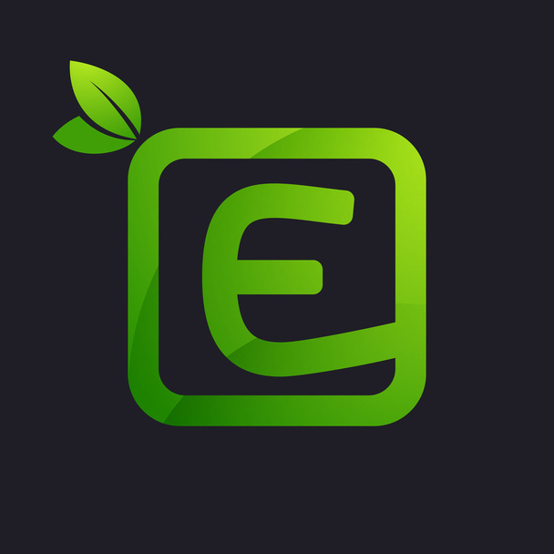 E letter logo in square and green leaves. - Vector, Image