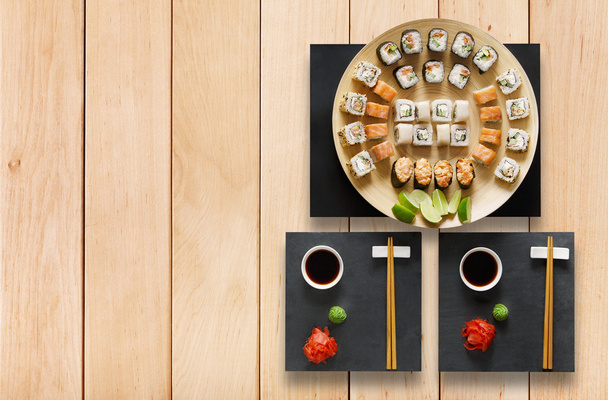 Set di sushi maki e rotoli di legno
. - Foto, immagini