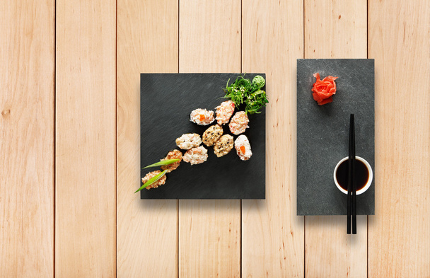Set de sushi gunkan en madera
. - Foto, imagen