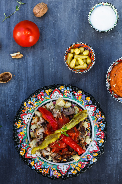 Традиційні турецькі Бурса скуштувати шашлик Донер kebap подається з соусом з червоного і йогурту - Фото, зображення