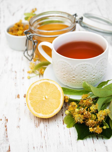 šálek bylinkového čaje s lískovými květy - Fotografie, Obrázek