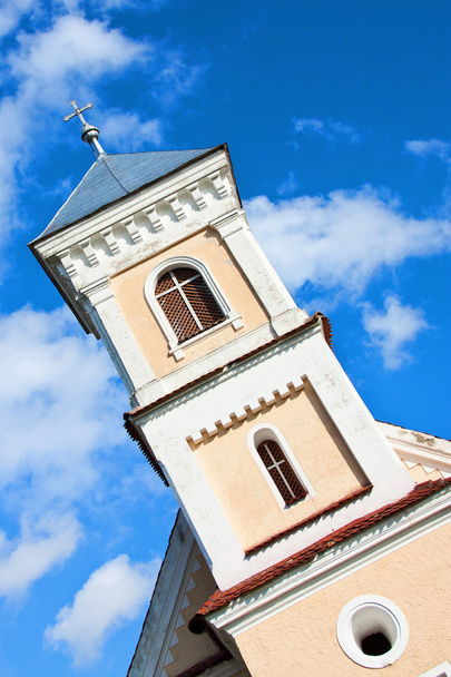 Iglesia de pueblo con cielo azul
 - Foto, Imagen