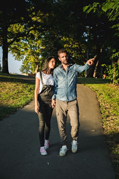 Pariskunta kävelee puistossa - Valokuva, kuva