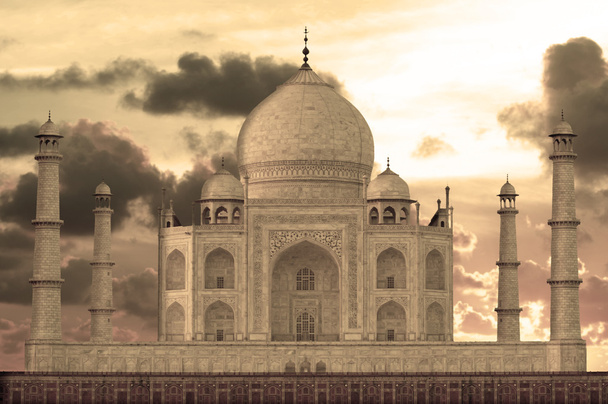 Auringonlasku Taj Mahalin mausoleumin yllä
 - Valokuva, kuva