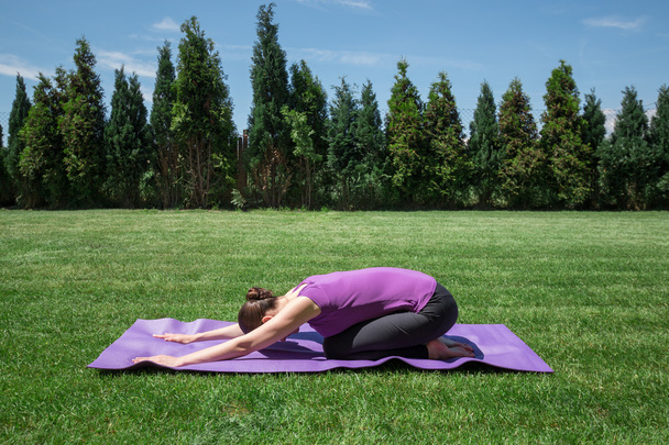 Mujer joven haciendo yoga - Foto, imagen
