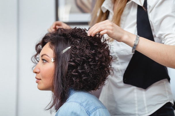 Um cabeleireiro profissional faz moderno penteado fino com o cur
 - Foto, Imagem