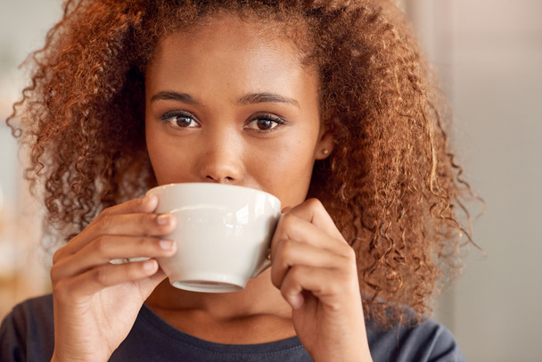 woman drinking cup of coffee - Zdjęcie, obraz