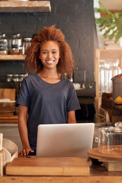 woman using laptop while working in cafe - Фото, зображення
