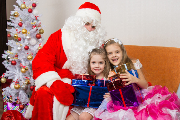 Santa Claus dárky předal dětem a objal - Fotografie, Obrázek