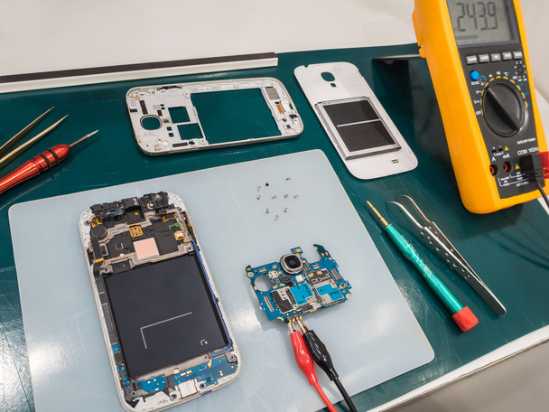 Repairing Smart Phone on Desk - Φωτογραφία, εικόνα
