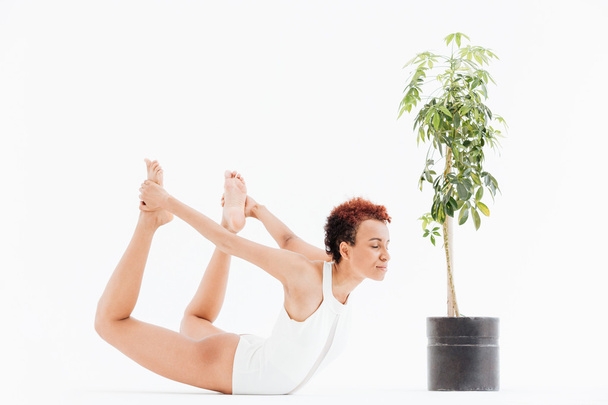hübsche afrikanisch-amerikanische junge Frau, die Yoga übt und praktiziert - Foto, Bild