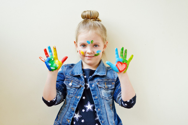 girl with her hands in paint - Foto, imagen