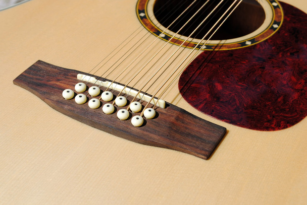 on iki dizeleri akustik gitar köprü görünümü - Fotoğraf, Görsel