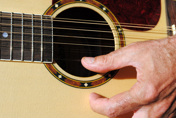 ruka muže hrát na akustickou kytaru dvanácti řetězce - Fotografie, Obrázek