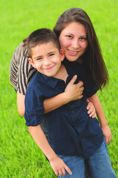 schöne Mutter umarmt Sohn - Foto, Bild