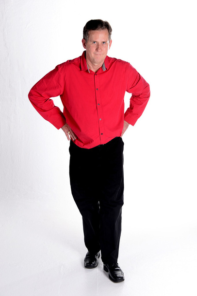 Кавказький середньої людини у віці у червоній сорочці білий фон - Фото, зображення