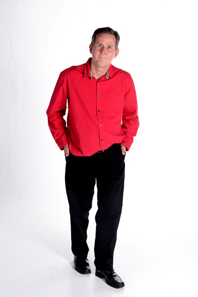 Kavkazská středního věku muž v červené tričko bílé pozadí - Fotografie, Obrázek