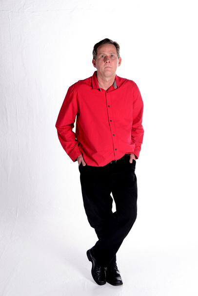 Caucasico uomo di mezza età in camicia rossa sfondo bianco
 - Foto, immagini