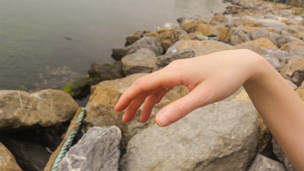 Primer plano de la mano de la hermosa mujer, palma abierta invertida
 - Foto, Imagen