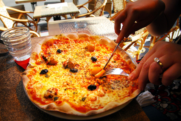 ピッツェリアでピザ - 写真・画像