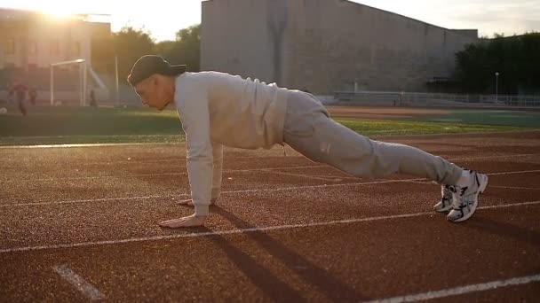 Hombre atlético joven haciendo calentamiento antes del ejercicio y trotar
 - Metraje, vídeo