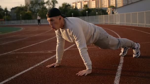 Νεαρός άνδρας αθλητικό κάνει προθέρμανση πριν από την άσκηση και τρέξιμο - Πλάνα, βίντεο