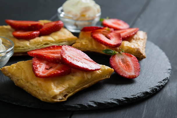Cake of puff pastry with fresh strawberries - 写真・画像