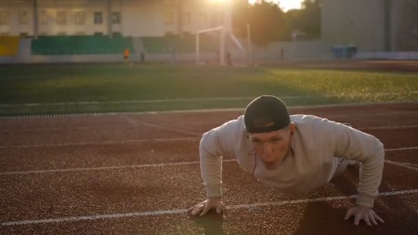 Νεαρός άνδρας αθλητικό κάνει προθέρμανση πριν από την άσκηση και τρέξιμο - Πλάνα, βίντεο