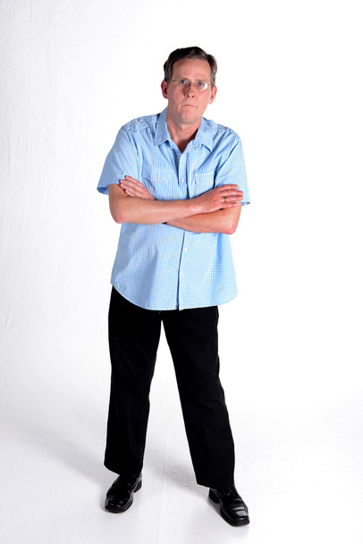 Kaukasische midden oude mens in blauw shirt, witte achtergrond - Foto, afbeelding