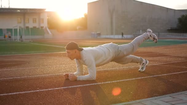 Jeune homme athlétique faire échauffement avant l'exercice et le jogging
 - Séquence, vidéo