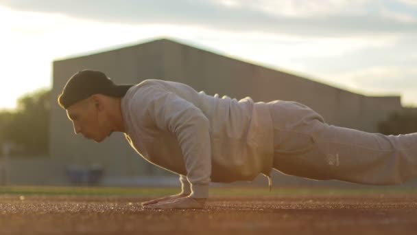 Młody człowiek sportowe robi Rozgrzewka przed treningiem i jogging - Materiał filmowy, wideo