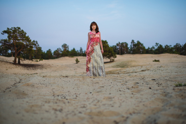 Schöne Frau steht allein im Sand - Foto, Bild