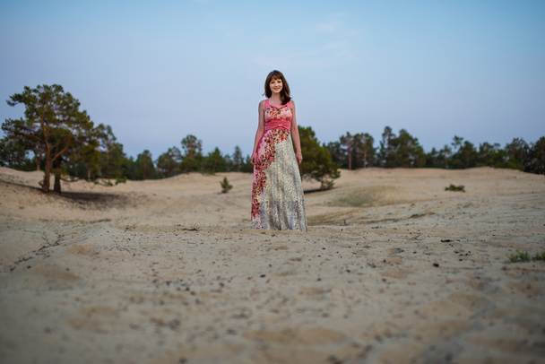 красивая женщина стоит на песке одна
 - Фото, изображение