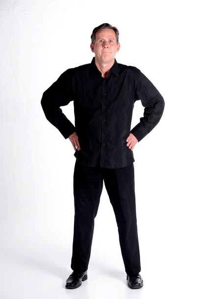 Kaukasische middelste leeftijd man in het zwart gekleed  - Foto, afbeelding