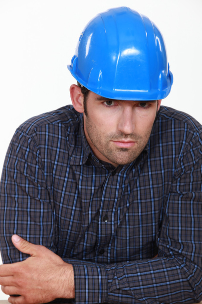 Hombre pensativo con casco
 - Foto, imagen