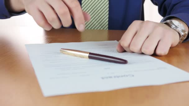 Businessman Signing Business Contract - Video, Çekim