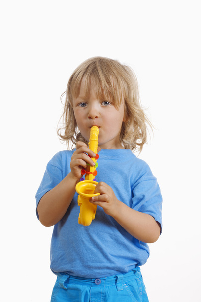 chlapec s hračkou saxofon - Fotografie, Obrázek