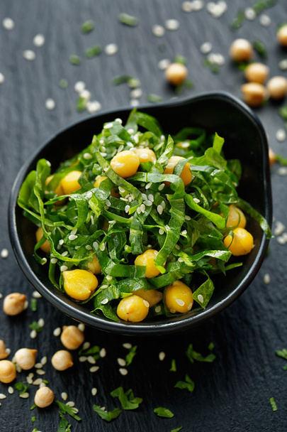 Salade végétalienne aux épinards et pois chiches
 - Photo, image