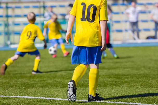 Mladí kluci hrají fotbal fotbal fotbalové hřiště - Fotografie, Obrázek