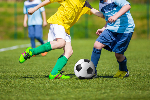 Képzés és a labdarúgó mérkőzés között ifjúsági foci csapat. Fiatal fiúk soccer játék. - Fotó, kép