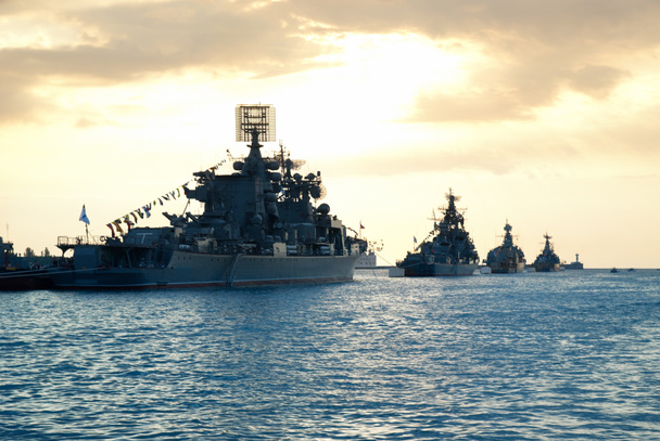 rij van militaire schepen - Foto, afbeelding