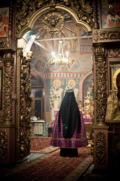 MOSCÚ - 13 DE MARZO: Liturgia ortodoxa con el obispo Mercurio en las alturas
 - Foto, Imagen