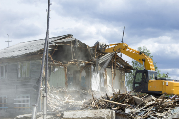 La demolición de la antigua casa de madera
 - Foto, imagen