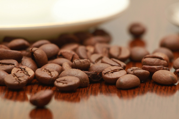 Kaffeetasse und Korn auf weißem Hintergrund - Foto, Bild