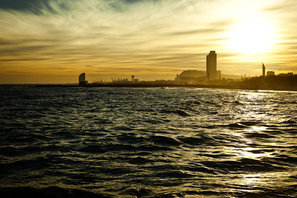 Napnyugta seascape Barcelona a háttérben - Fotó, kép