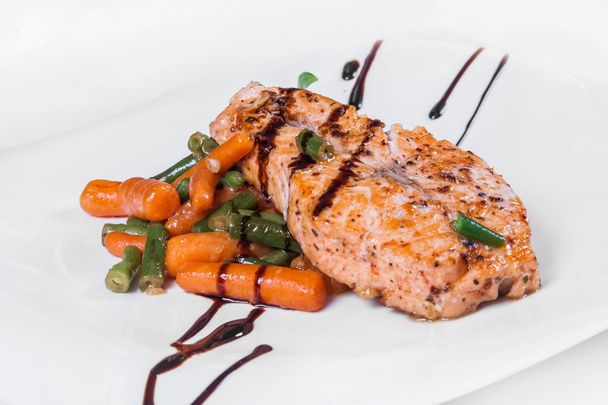 Гриль лосось зі спаржею, морквою та соусом. Ізольована страва на білому тлі
 - Фото, зображення