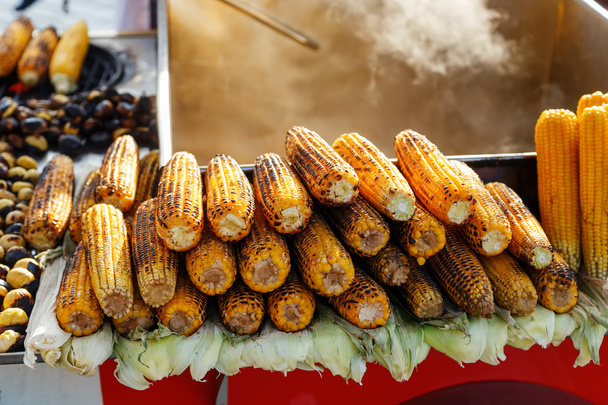 Kukurydza z grilla na sprzedaż na stoisku targowego, Stambuł, Turcja - Zdjęcie, obraz